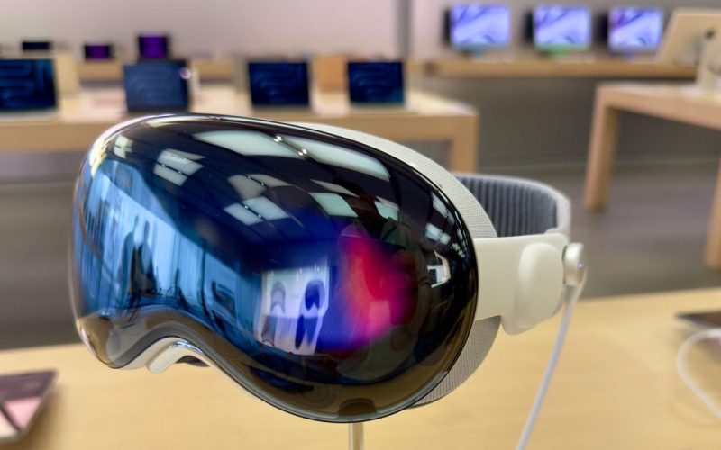 Apple describes a way to make Vision Pro much lighter